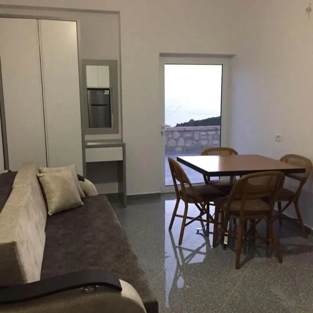 ****  Hotel Krisl Piqeras Albania